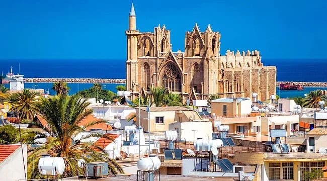 Kıbrıs’ta Tatil Sadece Deniz Değil: Ada Konumunun Seyahat Deneyimine Etkisi